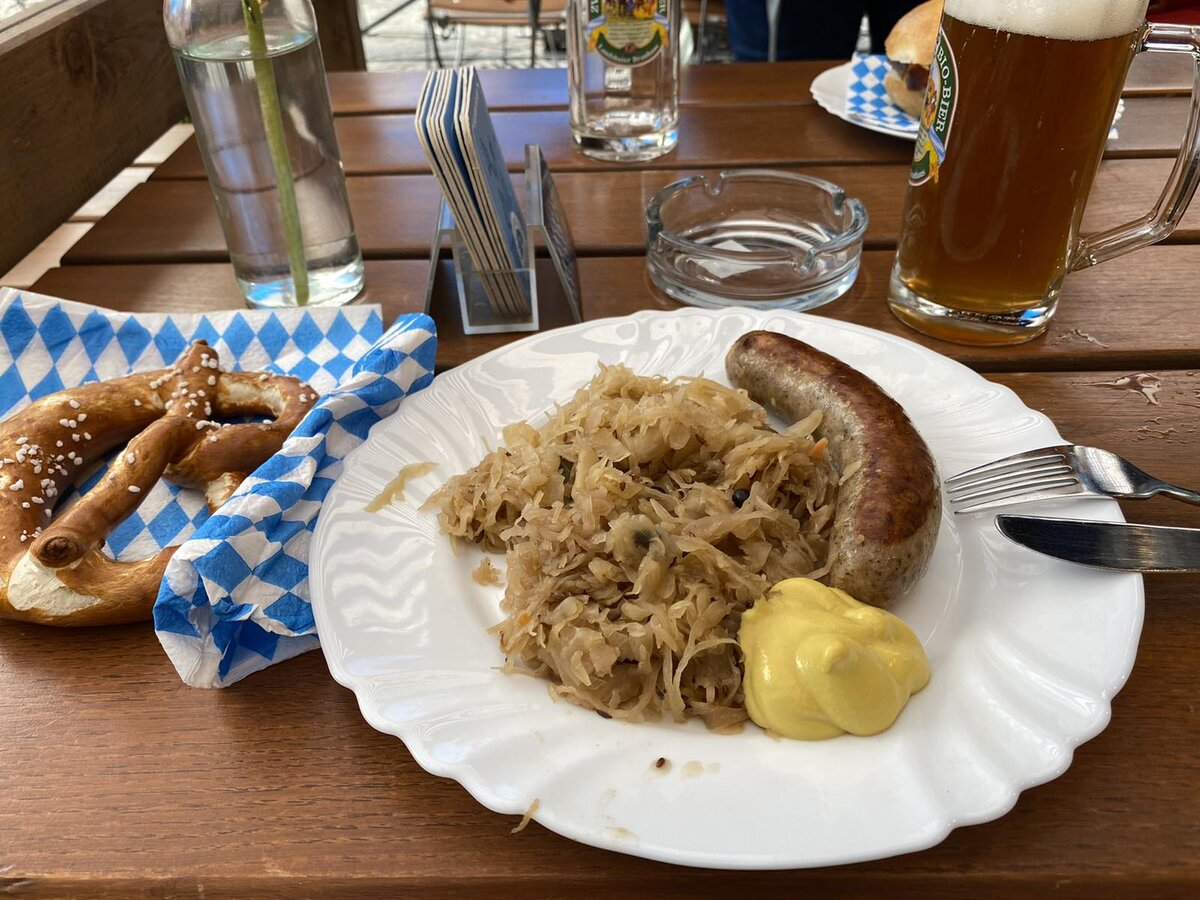 Пиво пенное и немецкие колбаски