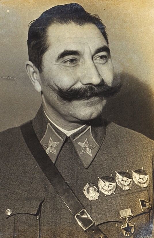 Маршал Советского Союза С.М. Буденный не ранее 1938 года, т.е. командующий войсками Московского военного округа. Источник: свободный доступ.