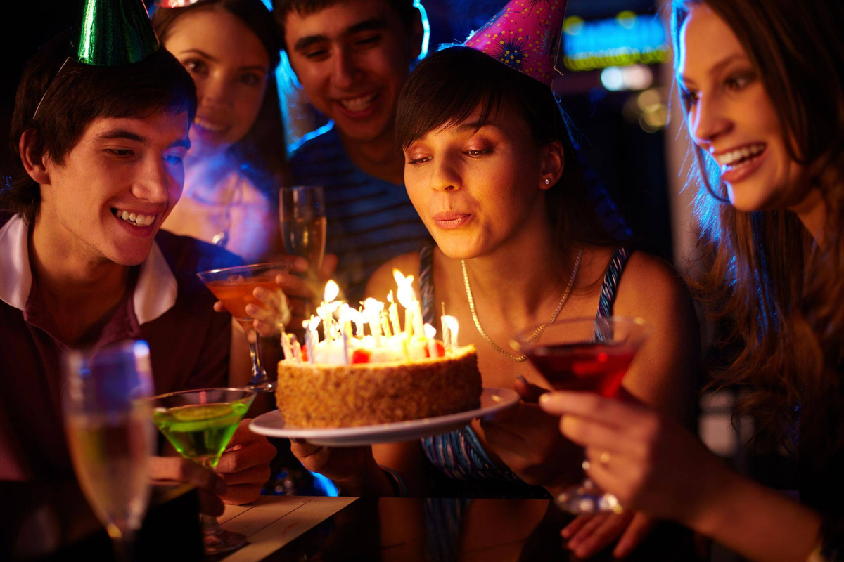 Отметить день рождение симферополь. Празднование дня рождения. Празднуют день рождения. Торт вечеринка. Человек праздник.