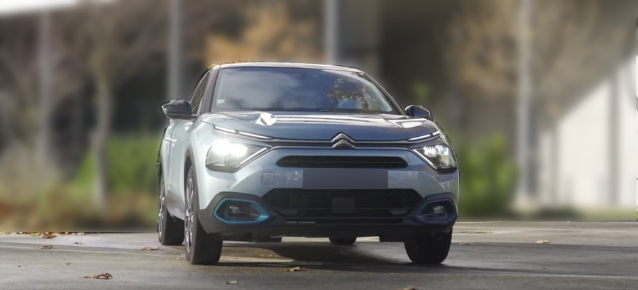 Дизайн передней части кузова у Citroen e-C4 2020 года с включенными фарами.