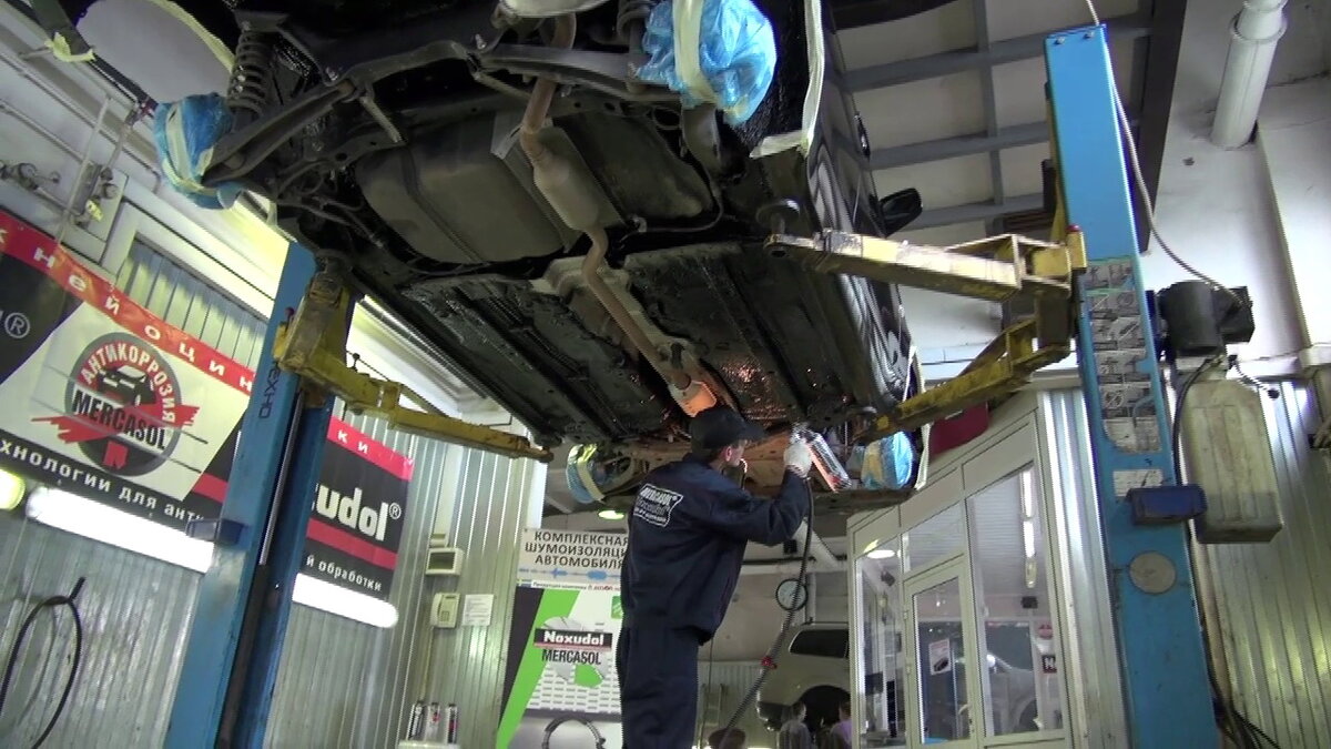 Нанесение Mercasol Sound Stop принципиально не отличается от классической антикоррозионной обработки. Фото Auson AB