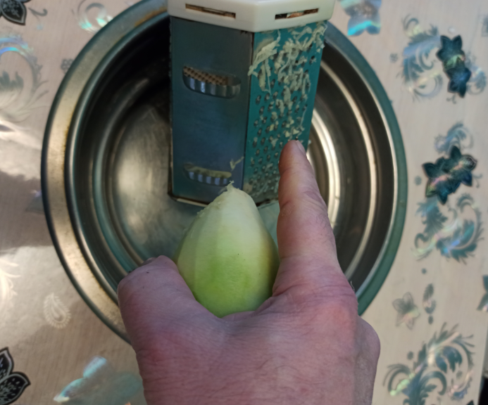 натираем редьку и морковь на мелкой тёрке