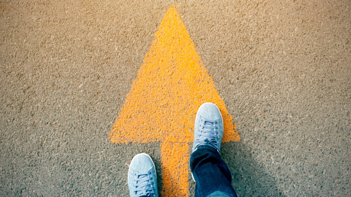 Легко ли быть молодым?

Сегодня, в век высоких технологий и открытий, каждый молодой человек может раскрыть свой потенциал, получая необходимые знания и навыки не только в учебных заведениях и при общении с более опытными товарищами, но и восполняя свои пробелы и расширяя кругозор с помощью «всемирной паутины» — интернета. При этом он не только что-то берет от общества, но и старается многое дать ему: через волонтерство, участие в интернет-проектах разного уровня, форумах, семинарах, проявляя активную общественную позицию.

Благодаря всем новшествам, уже сегодня мы можем увидеть, что фразы «я старше» и «у меня больше опыта, чем у тебя» стремительно теряют свою актуальность. Недооценивание старшим поколением молодежи провоцирует ее ускорять свое развитие и стремиться к эволюционному взрыву, выплескивающему на поверхность новые имена, способные генерировать прогрессивные идеи на уровне уже состоявшихся специалистов.

Легко ли быть молодым? Если отвечать только на основе эмоционально-физического восприятия окружающего мира, то я, безусловно, ответил бы положительно. Если разбираться в этом вопросе глубже, то я сказал бы, что ответ на него лежит через анализ множества мнений людей разного поколения: кто прошел уже не один километр жизненного пути и кто только начал свой разбег едва окрепшими ногами. Попытался бы составить из субъективных мнений заключение в объективной форме.

Приведу несколько основных тезисов, которые позволят мне раскрыть суть рассматриваемой проблемы и, возможно, приблизиться к ответу на поставленный вопрос.

 

СТРЕМЛЕНИЕ ЧЕЛОВЕКА К ПОЗНАНИЮ МИРА И САМОГО СЕБЯ

Молодость — самое время, чтобы развить в себе различные качества и стать эрудированным человеком. Высокая подвижность, желание получить перспективное будущее с достойными целями и мечтаниями — все это является чуть ли не синонимом к слову молодежь. Тренировки организма и мозга, улучшение всех жизненных параметров, проверка своего предела. Человек рожден для достижения высоких целей, а молодость — самое лучшее время, чтобы получить необходимые знания и стремиться открыть миру то, что без тебя осталось бы загадкой.

 

РОДИТЕЛИ ИЛИ СОЦИАЛЬНОЕ ОКРУЖЕНИЕ? ЧТО БОЛЬШЕ ВЛИЯЕТ НА ФОРМИРОВАНИЕ ЛИЧНОСТИ?

С самого рождения человек попадает в общество. Он растет, развивается и умирает в нем. На развитие человека оказывают влияние множество различных факторов, как биологических, так и социальных. Главным социальным фактором, влияющим на становление личности, является семья.

На мой взгляд от семьи, до того как ребенок пойдет в детский сад, зависит базовое воспитание и восприятие мира. Семья — общество, в котором ребенок, глядя на взрослых, формирует свои первые взгляды. В ней, с годами, растущий организм формирует свои межличностные отношения и выстраивает дальнейшие планы на жизнь. Семья — это единственная группа людей, которая является надежной опорой при любых жизненных ситуациях. Скажем, «несущая» стена твоего дома под названием жизнь.

Роль социального окружения человека — это главный элемент развития и воспитания молодого организма. Он проходит важную стадию формирования собственного «Я». В современном мире также на ведущих ролях формирования личности выходит киберокружение: телевидение, компьютерное пространство, социальные сети и т.п.

У каждого, как мне кажется, свой ответ на эти вопросы, но по-моему мы живем в достаточно агрессивной среде, мире, где все, по сути, зависит исключительно от нас.

 

МОЛОДЫЕ — ДВИГАТЕЛЬ ПРОГРЕССА

Если окунуться во всеобщую историю, то можно проследить тенденцию развития чего-то нового во многом благодаря молодежи. Все гении, ученые раскрывали свой потенциал в молодом возрасте. Великие открытия, революции, спортивные достижения, прорывы в искусстве — все этого могло не произойти без энтузиазма молодежи. Молодой организм полон энергии, и ее нужно куда-то девать. Заряд бодрости и экспрессия молодого организма как раз подразумевается под двигателем прогресса. Ведь когда мы покупаем новый автомобиль, его «сердцем» является не старый двигатель от 15-летней машины, а новый, прямиком с завода. И в дальнейшем мы ездим на машине только сошедшей с конвейера. Так и с молодежью. Почему «новый мир» должен базироваться только на знаниях, проверенных временем, когда уже сейчас есть свежие идеи, готовые к сосуществованию со старым порядком. Технологии и молодое стремление способны в совокупности принести новые открытия.

 

ПОКОЛЕНИЕ Z

Осмысливая предыдущие тезисы, невольно задумываешься: а можно ли осилить необъятные знания об окружающем мире, природе и самом себе? Может быть не стоит так сильно напрягаться, стараться и просто течь по течению? Зачем вся эта беготня за «лучшим миром»? Но нельзя забывать, что эволюция — это алгоритм создания чего-то нового. Человек совершенствовался веками. На смену одного поколения приходило другое, новое. Каждое последующее поколение даровало нам гениев мысли и идеи. Их новаторство облегчало познание человеком природы и самого себя. Люди старались создавать модель идеального мира, в котором большинство процессов облегчали бы жизнь.

Сейчас, мы живем во время цифровых технологий. Все больше и больше профессий переходят в медиасферу, а на первое место выходят молодые люди. Можно сказать, что цифровое пространство и молодежь — созданы друг для друга, так как активность молодого организма позволяет перерабатывать большее количество информации и мгновенно находить ей применение.

Так как в молодости мы только набираемся жизненного опыта, то зачастую бывают «промахи» или «повороты не туда». Ошибки — это вполне решаемая задача в любом возрасте, но чем раньше вы найдете их в себе, тем проще будет от них избавляться и превращать минусы в плюсы.

Я считаю, что соединение опыта и новаторских идей в определенном временном континууме может породить скорейший скачок на эволюционную ступень выше. Для этого старшему поколению нужно понимать, что прогресс не стоит на месте, нужно двигаться. Если они объединятся с молодыми, то смогут вмести сотворить историю и быть удостоенными упоминания о них в будущем.

Легко ли быть молодым? Конечно, легко… если молодые опираются не только на свою неукротимую энергию и желание изменить мир, но и получают подспорье от своих старших, умудренных жизненным опытом наставников.