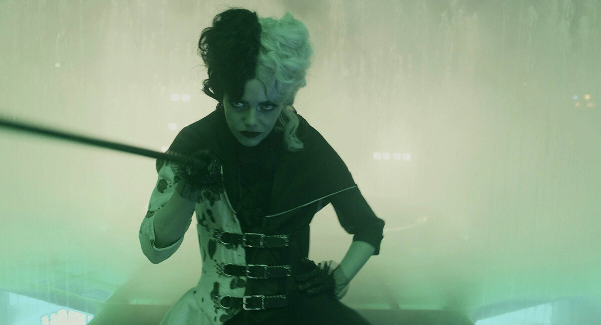 Фильм «Круэлла» Крэйга Гиллеспи можно назвать сказкой в стиле панк