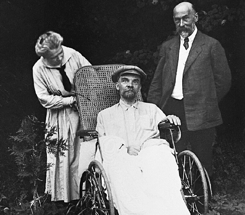 15.05.1923, рядом с Лениным сестра и врач Кожевников