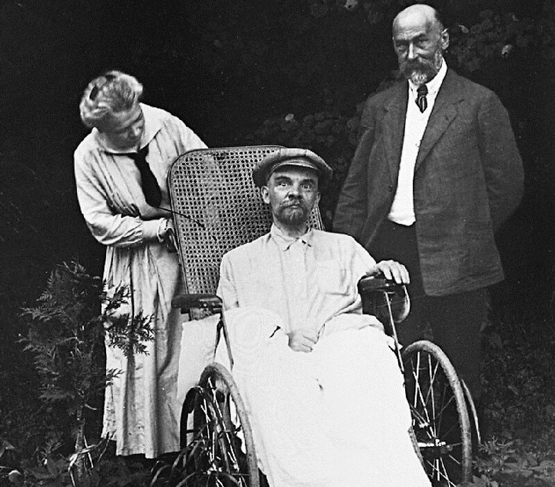 15.05.1923, рядом с Лениным сестра и врач Кожевников