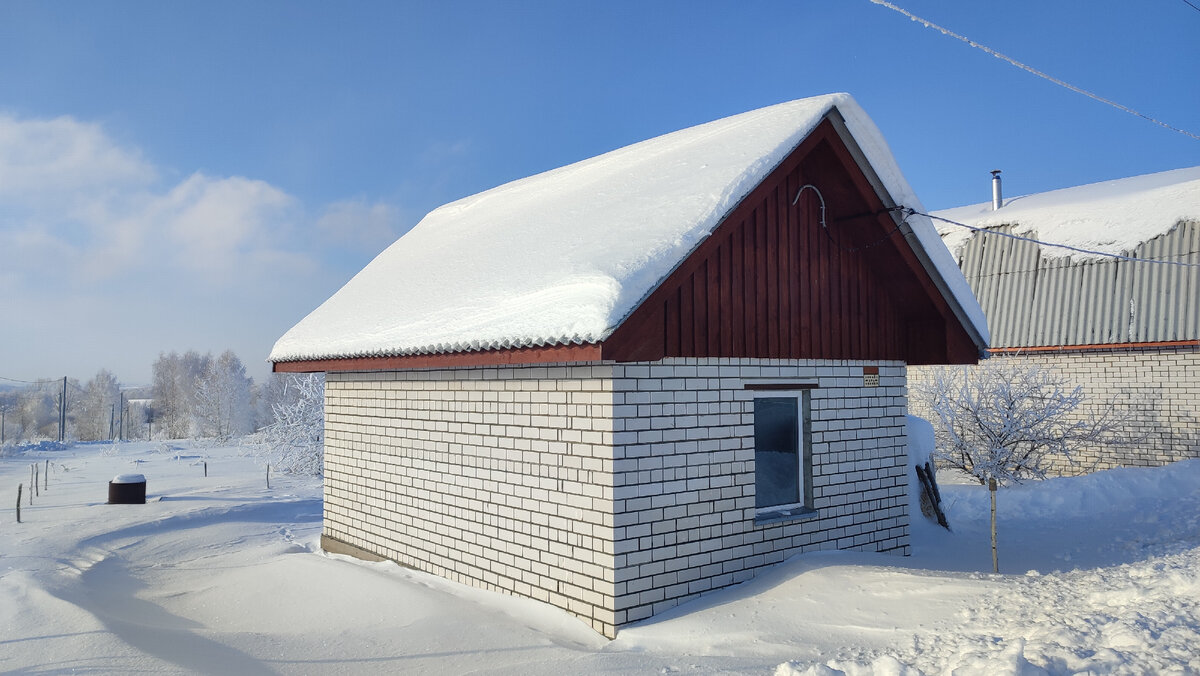 Вид на курятник с дороги