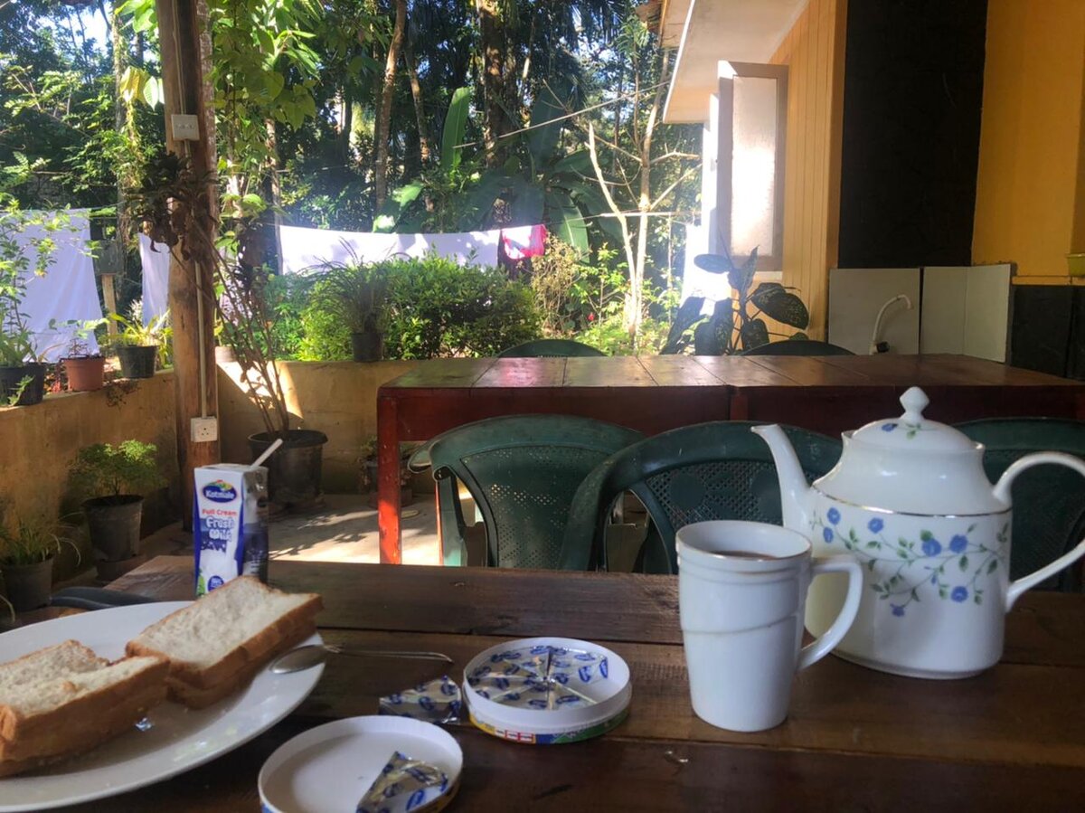 Чайник кофе, хлеб и сыр 