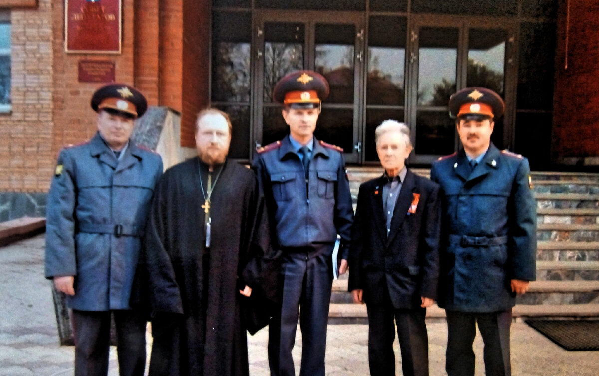 Спустя двадцать лет уже заматеревший отец Александр участвует в общегородском разводе милицейских нарядов. 2010 год. Фото из личного архива автора.