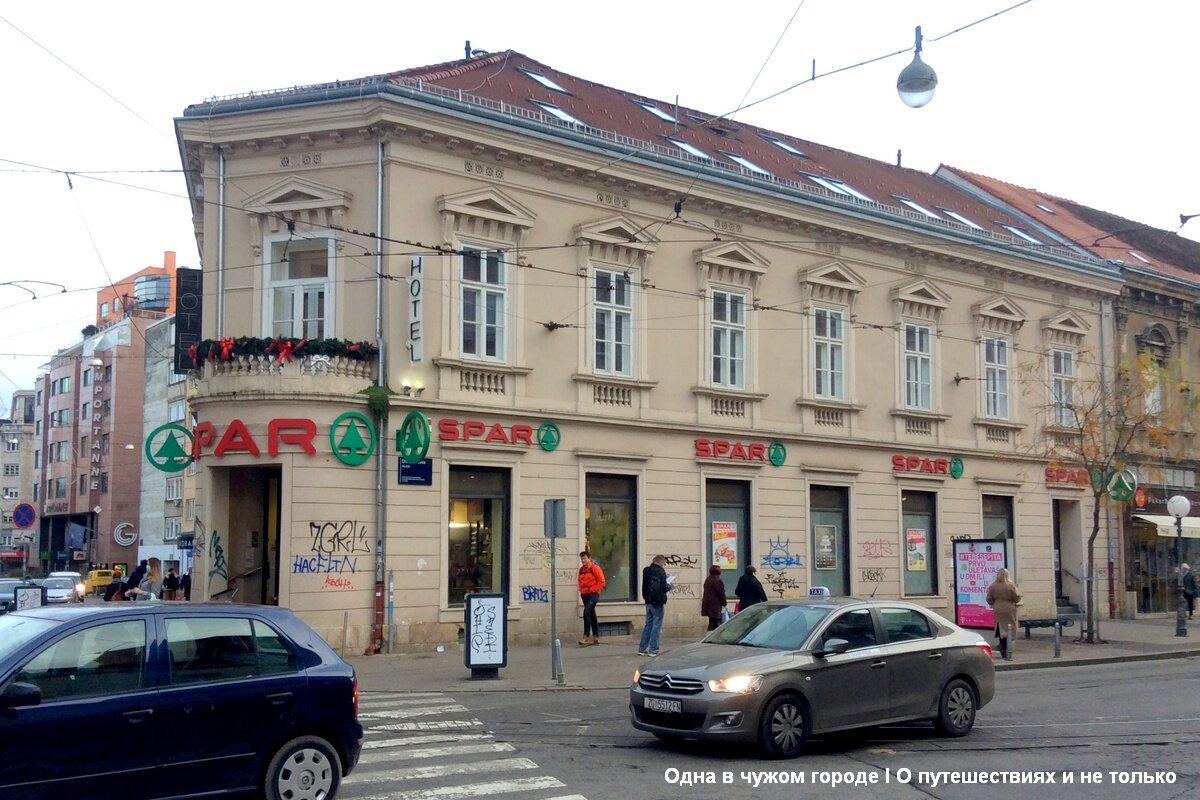 Магазин занимает первый этаж старинного здания на углу улиц Влашка и Драшковицева. Снаружи кажется, что он довольно большой, но на самом деле внутри маленький и тесный. Кстати, это единственное место, кроме пункта вакцинации, где требуют маски.