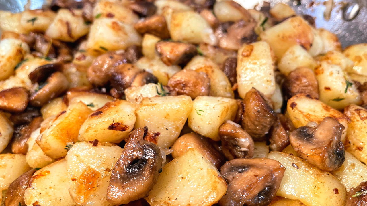 Жареная картошка с луком на сковороде с корочкой: рецепт с фото пошагово в домашних условиях