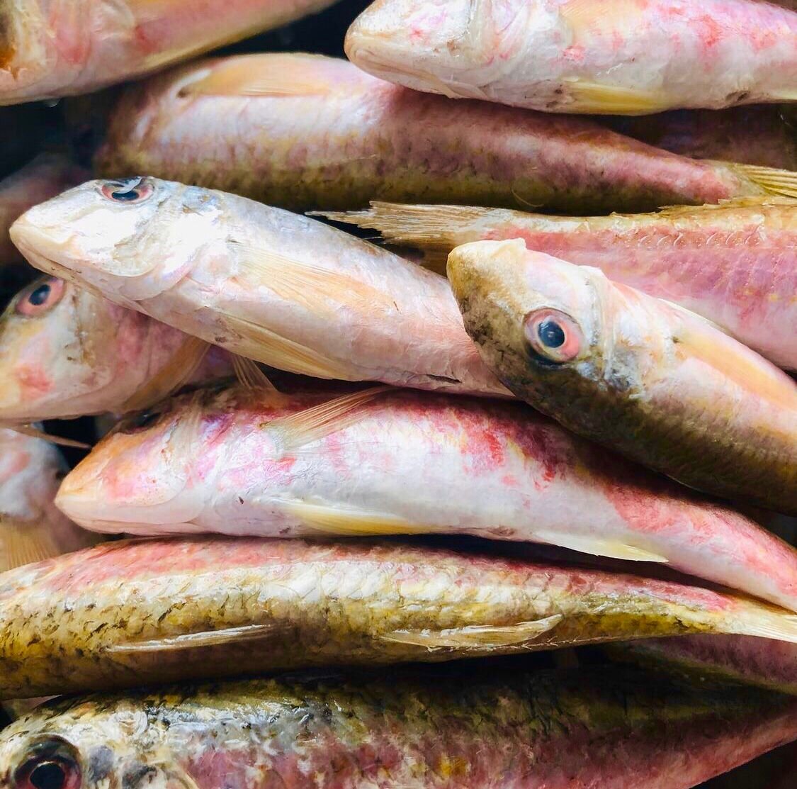 Жареная барабулька рыба на сковороде