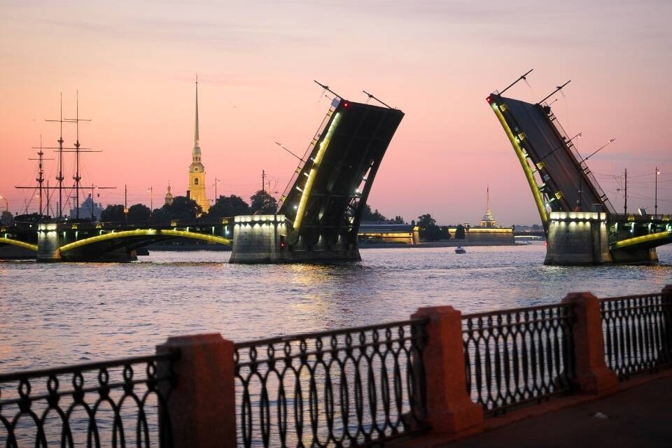     Исследование: Санкт-Петербург, Москва и Сочи названы самыми романтичными городами России Артем КИЛЬКИН