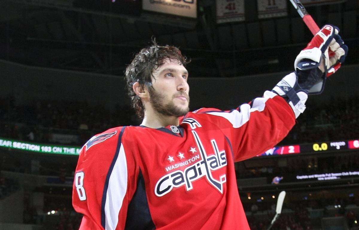 А что молодец, старается, рвет ... за НХЛ.