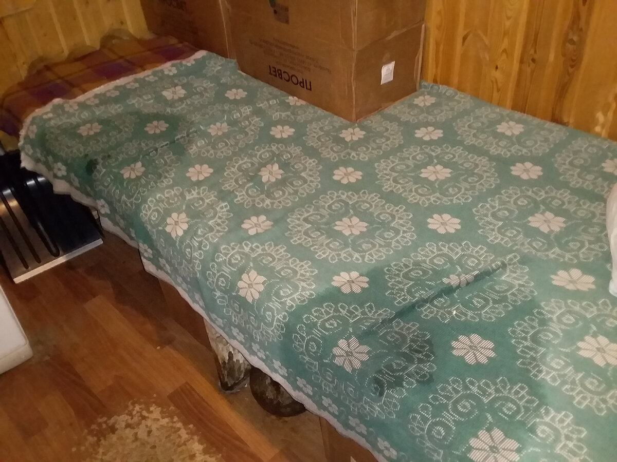 В бытовке для охранников: вода повсюду - течет с потолка во многих местах, по стенам, на топчан, по проводам. Все заливает, лампочки постоянно перегорают. Докладывал сто раз - все по.... Сам батюшка сказал, когда свет перегорел, мол давайте я вам лампу из своей половины дам... Нет чтоб распорядиться крышу починить. Жлобы. 