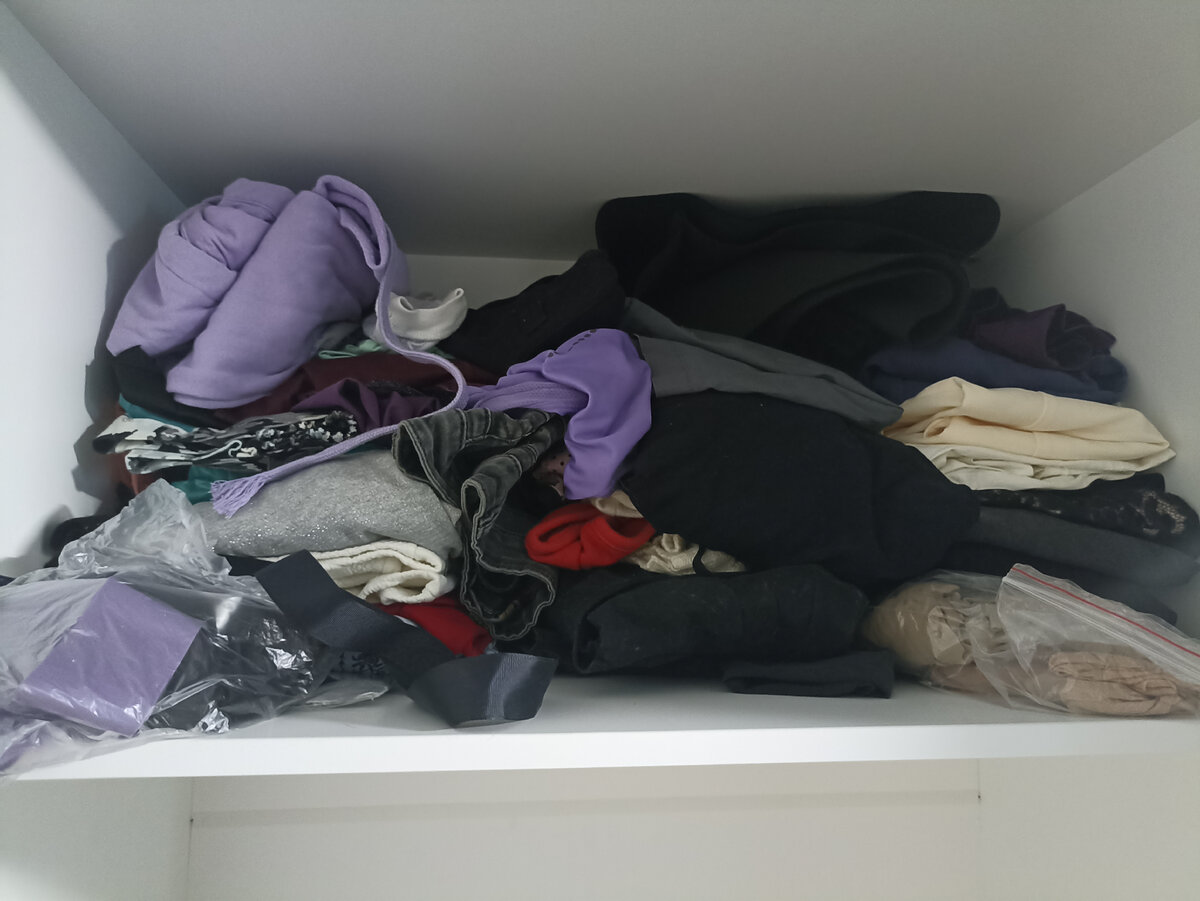 Убрала маленькие вещи на верхнюю полку, только платья на вешалках остались😞