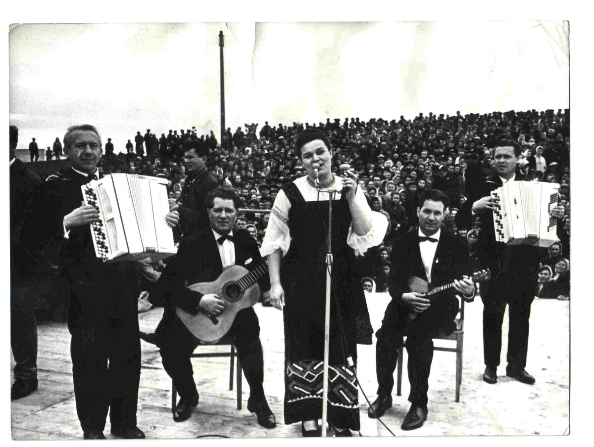 В 1963 году Бурятская АССР отмечала 40-летие со  дня образования Республики. На празднование юбилея были приглашены самые популярные артисты – звезды того времени: 