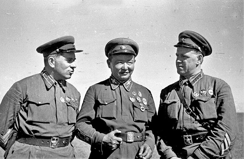 Слева направо: комкор Григорий Штерн, руководитель Монголии Чойболсан и Георгий Жуков