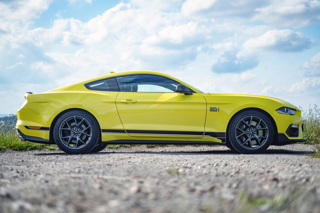 Ford Mustang Mach 1: выглядит немного старомодно, но спортивности у него не отнять