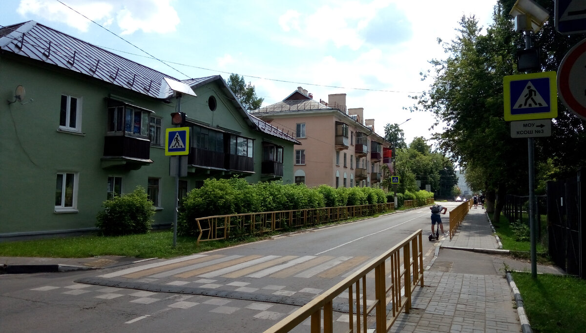 Непосредственно рядом с внушительными высотками — старая малоэтажная застройка. В хорошую погоду выглядит даже уютненько. Не знаю, насколько комфортно там жить...