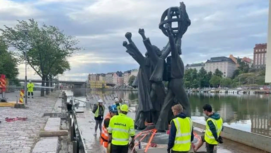 Неделя в хельсинки. Памятник мир во всём мире в Хельсинки. Памятники в Хельсинки. Скульптура мир во всем мире Кирюхина. Скульптуры Хельсинки.