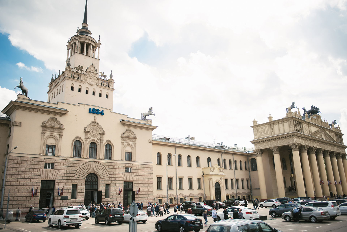 Московский центральный. Центральный Московский ипподром. Московский ипподром Жолтовский. Московский ипподром на беговой. Центральный Московский ипподром здание.