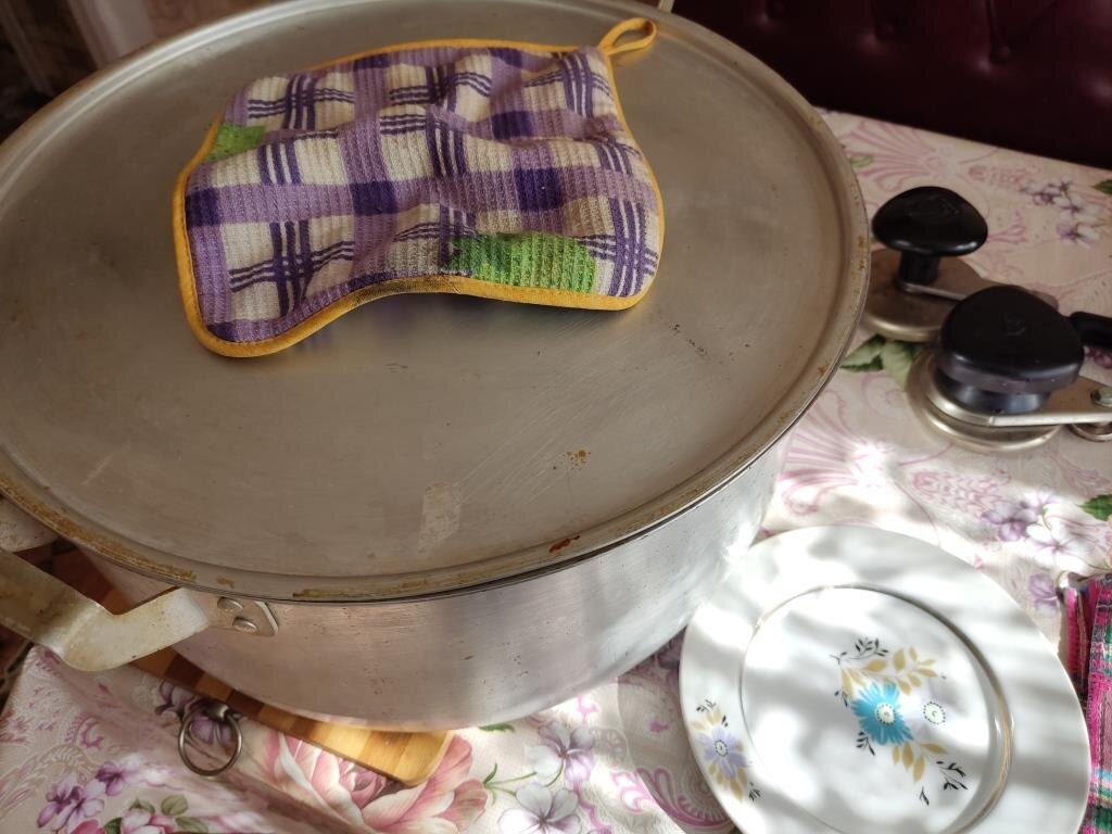 Кастрюля горячей готовой икры томится еще под крышкой (это время сверх 4-х часовой варки).