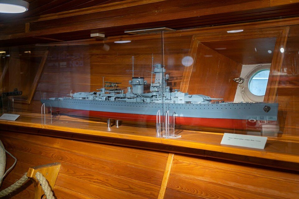     А этот тот самый «Адмирал Шеер», гроза морей и океанов Мария ЛЕНЦ