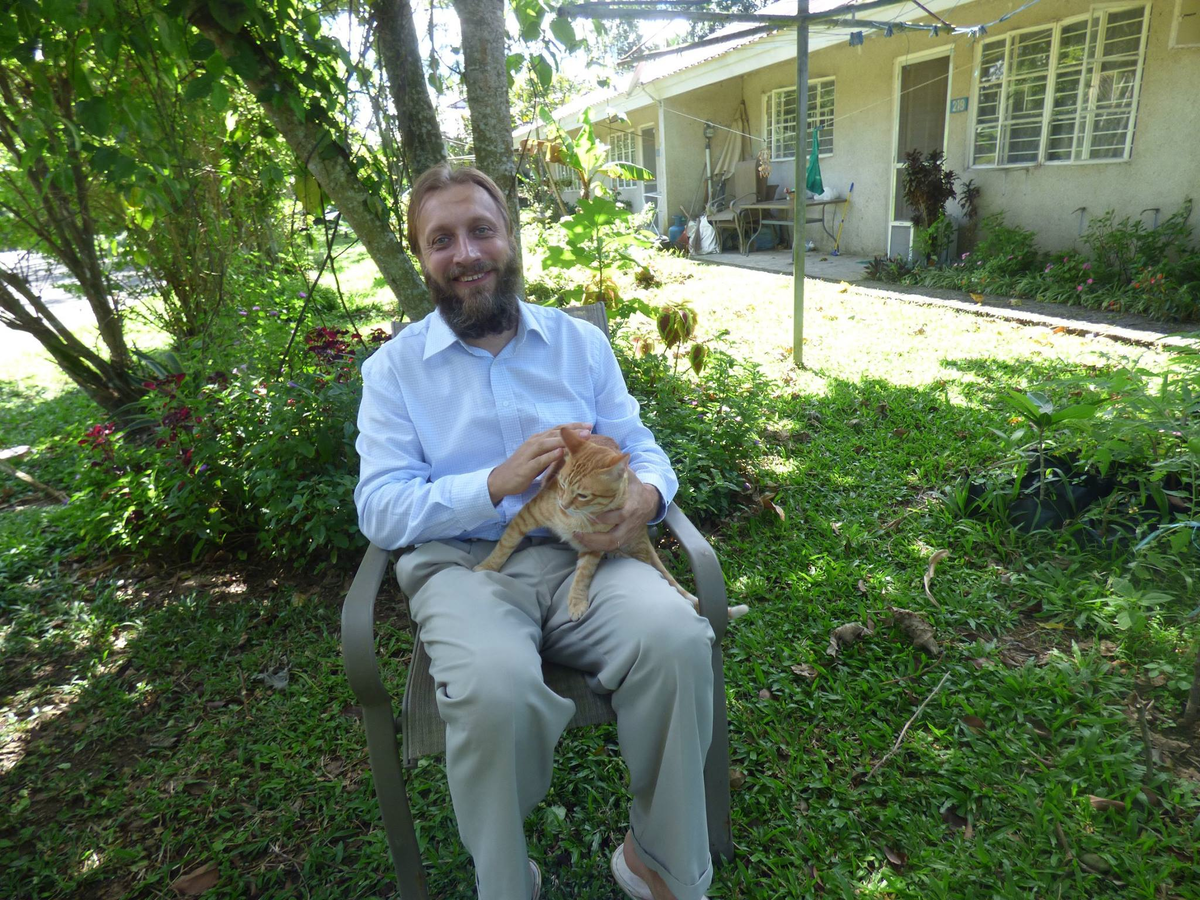 Ваш покорный слуга с котом Мацо, на Филипинских островах, служивших нам много лет домом, пристанищем