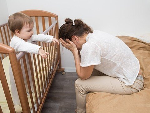 Послеродовая депрессия – это депрессивное расстройство, возникшее после родов, которое также сопровождается психоэмоциональными расстройствами у женщин. По степени выраженности некоторые авторы выделяют: «послеродовое уныние», послеродовая депрессия и послеродовые психозы.  Данные состояния в медицинской литературе описывались достаточно давно. Но только в последние несколько десятилетий этому вопросу уделяется больше внимания. Послеродовая депрессия стала объектом серьезных исследований и практических лечебно-профилактических разработок. Необходимо отметить, что хотя до 80% женщин могут испытывать колебания настроения, как в дородовом, так и послеродовом периодах, только у 10-20% из них изменения настроения достигают той степени выраженности, когда их можно квалифицировать как так называемое аффективное расстройство.

 Считаю важным рассмотреть состояния женщин после родов. Женщины могут испытывать колебания настроения и это нормально. Перепады настроения могут быть обусловлены гормональными изменениями и перестройками. Если же дело вовсе не в гормонах, а в нарушении эмоциональной сферы личности, то необходимо рассмотреть эти состояния по степени выраженности.