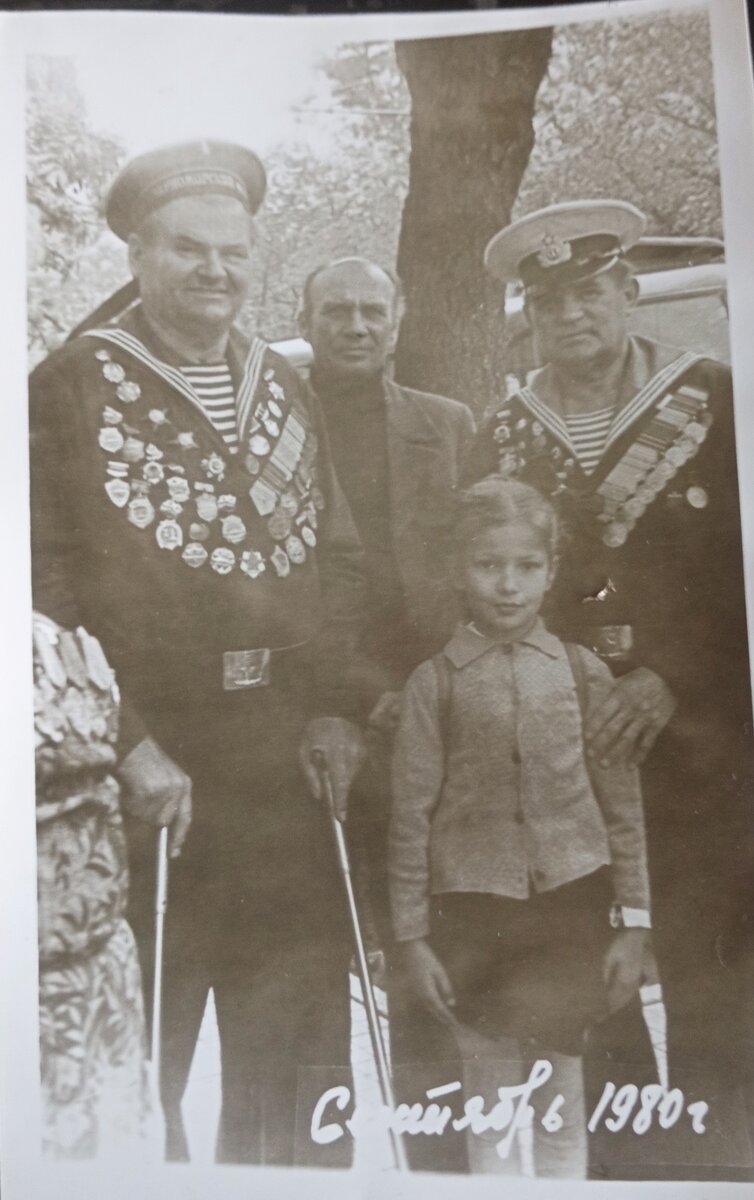 фото из семейного архива. Слева Владимир Никитович Кайда и маленькая девочка, моя старшая сестра, Ксения. К сожалению, никаких данных о двух мужчинах не сохранилось. Может, кто-то узнает своих родственников?