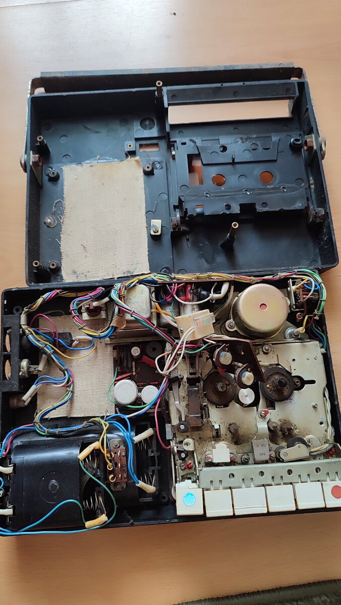 А вот и внутренний мир магнитофона