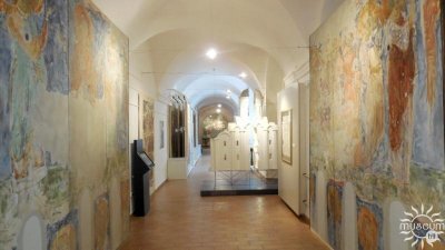 Полоцкая картинная галерея. В экспозиции представлены фрагменты отслоенной живописи.