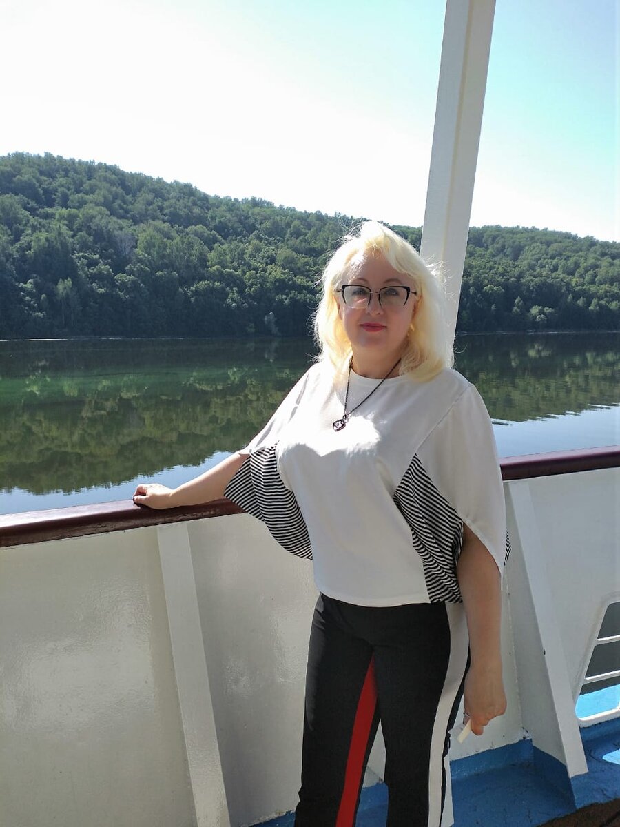 Я со своей любимой палубой. Любуюсь на красоты свой Родины! У нас такая красивая Родина!!!

