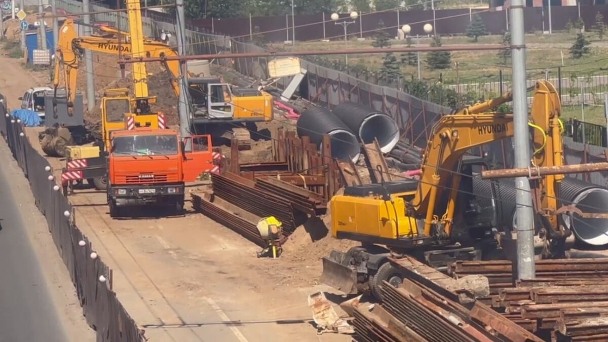     Днем 9 августа на ремонтируемом участке Третьего Северного коллектора на улице Амирхана не было замечено ни одного рабочего, сообщил корреспондент Inkazan с места.