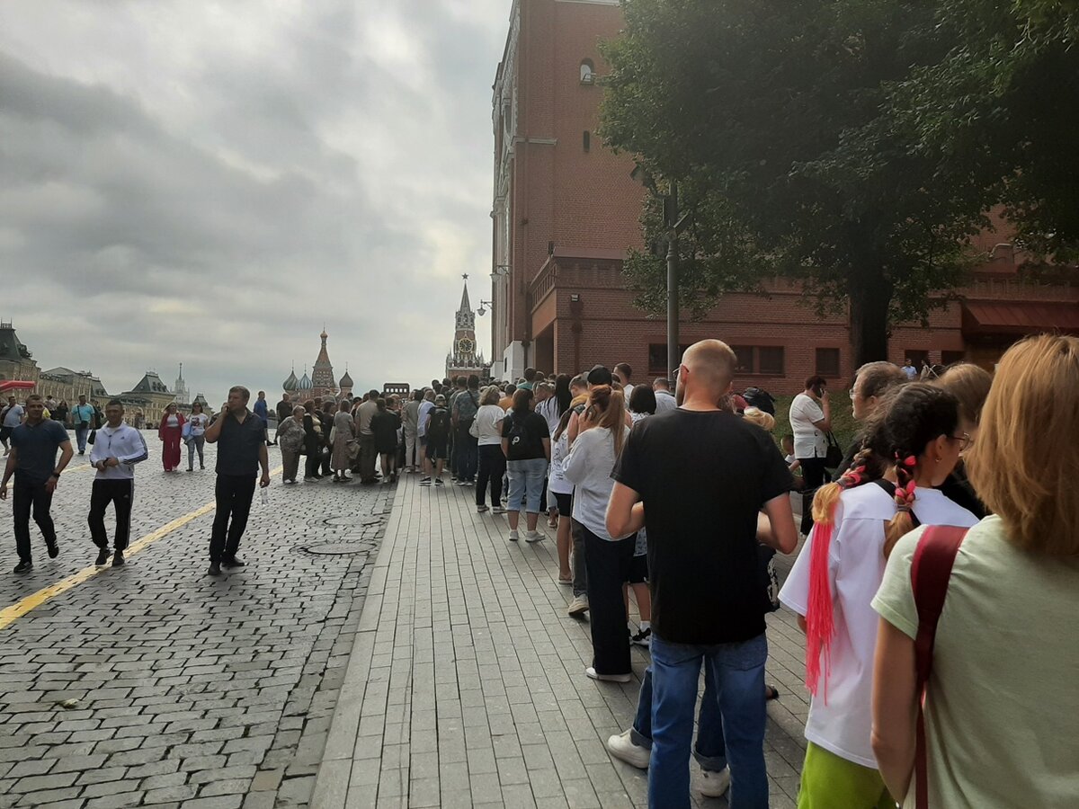 мавзолей ленина полиция. 0 красная площадь мавзолей ленина. очередь в мавзолей ленина 2021. открыли мавзолей для посещения. ленин в мавзолее на красной площади.