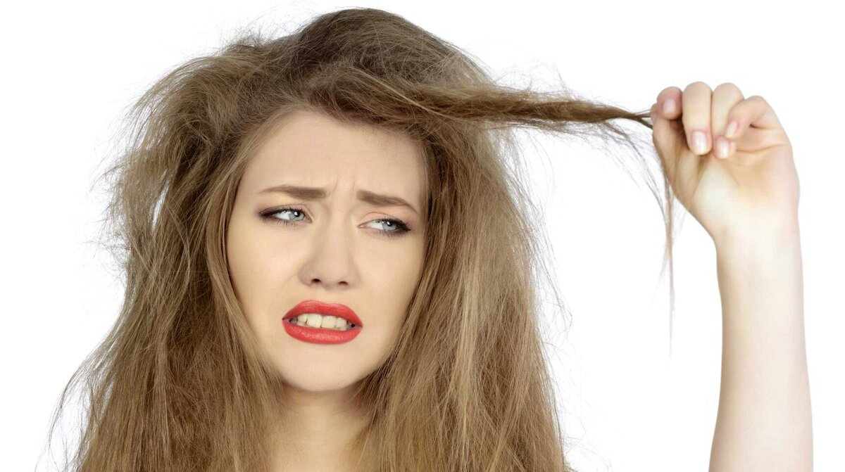 Многие девушки часто сталкиваются с проблемой пушистых волос. Их невозможно уложить, они торчат во все стороны. А ведь так хочется элегантную и аккуратную укладку.