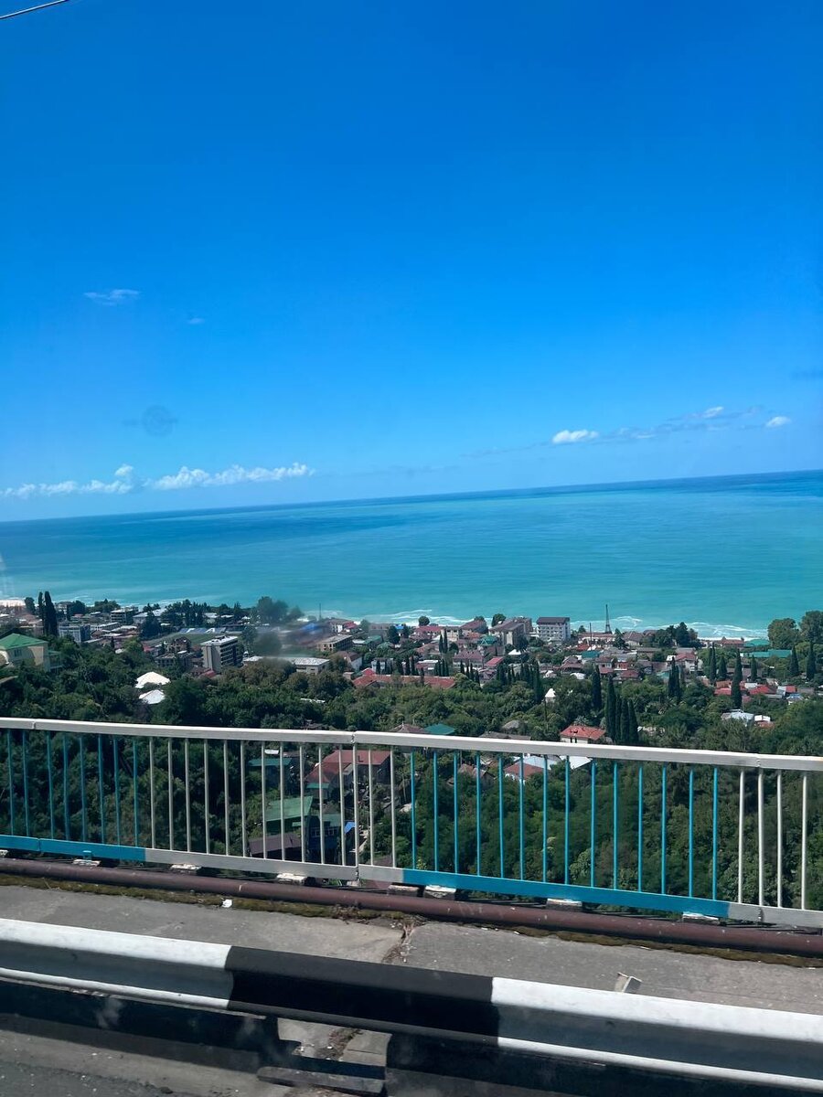 Вид на Гагру с трассы