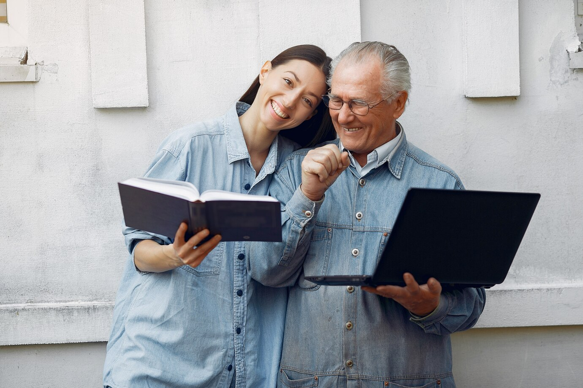 She her grandfather. Бабушка и дедушка за компьютером. Дед учится. Дедушка учится. Бабушки и дедушки учатся вертикальное.