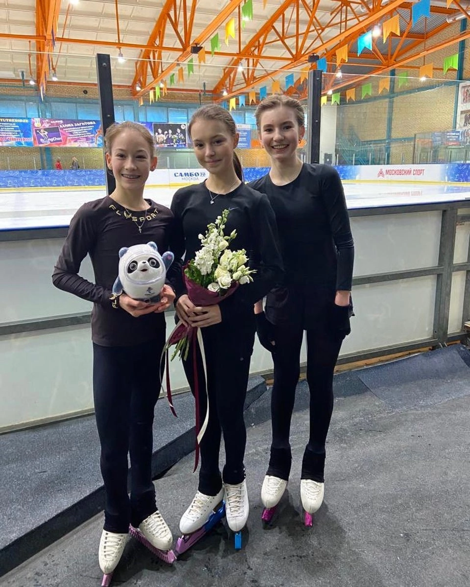 Даша с одногруппницами по спорту и близкими подругами в жизни. Зима 2022 года. Фото из открытых источников.