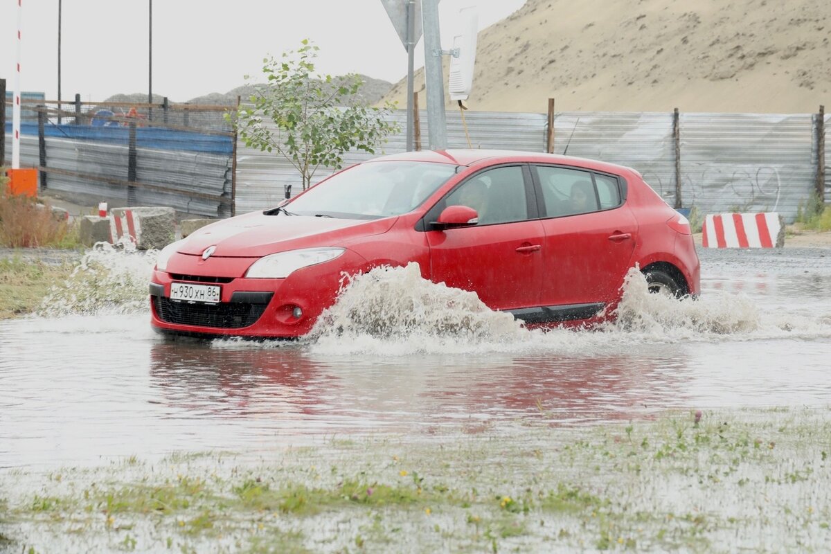    Машины теряют в лужах номера: Сургут затопило из-за сильного дождя