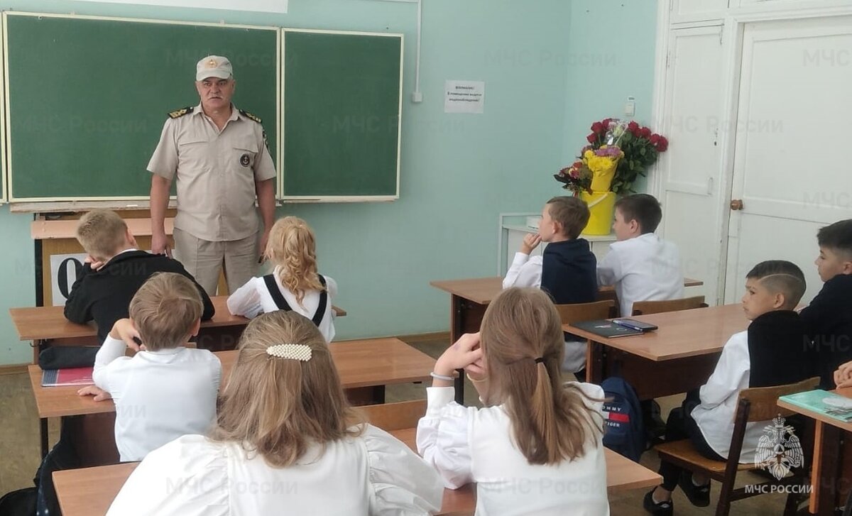 Безопасный учебный год. Правила дорожного движения для школьников. Памятки по технике безопасности для детей. Безопасность учеников. Безопасный учебный год.