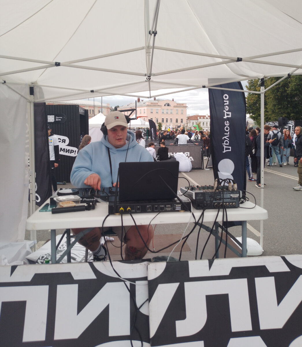 Нашему городу -877, но он  как всегда молод, красив, хорош собой, да ещё в в полном расцвете сил, радует своих жителей и гостей, историческими  памятниками, итересными музеями, замечательными...-39