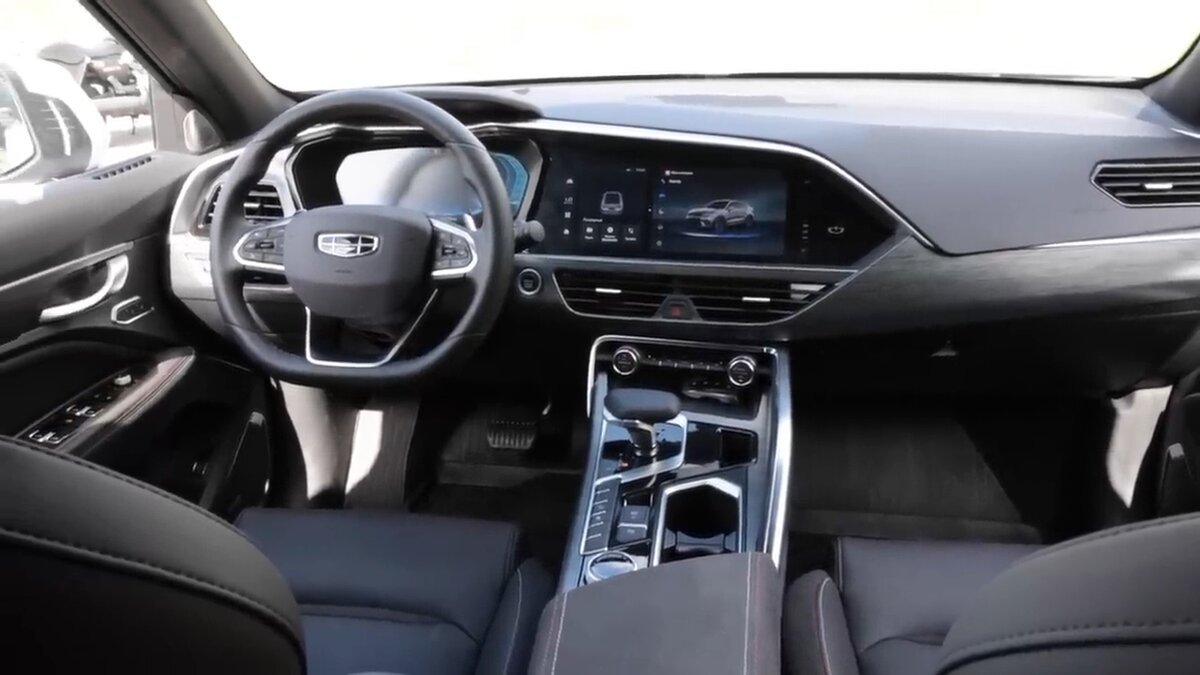 Geely Tugella. В галерее вы увидите все детали и возможности цифровой комбинации приборов - листайте!