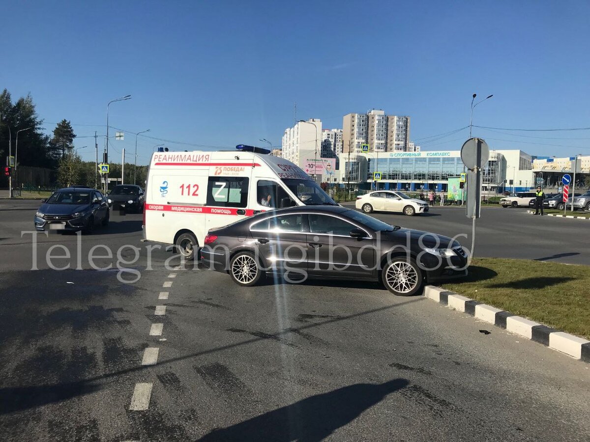    В Сургуте произошла авария с участием автомобиля скорой помощи