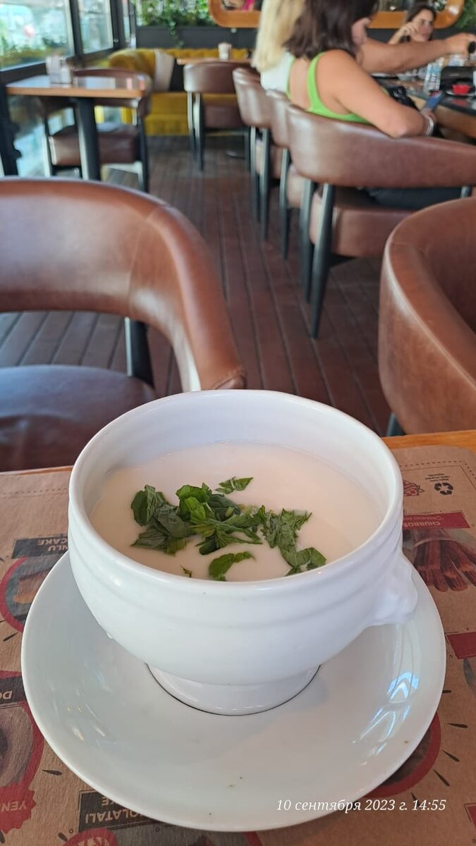 Мы заказали суп и шаурму. Суп на кефире с мятой.