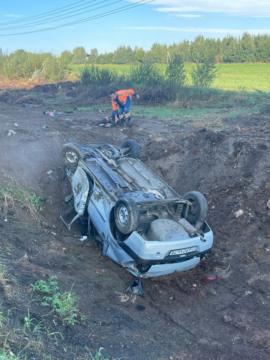 Водитель «Рено» серьезно пострадал, когда его машина вылетела в канаву в  Петербурге | Мегаполис онлайн | Дзен