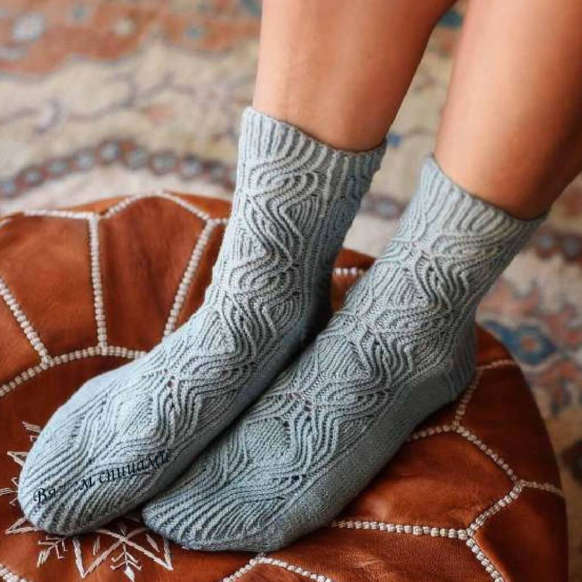 Носочки узор. Хантер Хаммерсен носки. Вязаные носки. Носки с узором. Вязаные носки с узором.