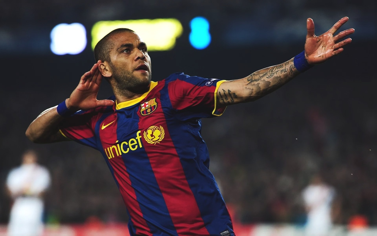 Латераль – это крайний защитник, который активно поддерживает нападение своей команды. В некоторых случаях закрывает всю бровку. 