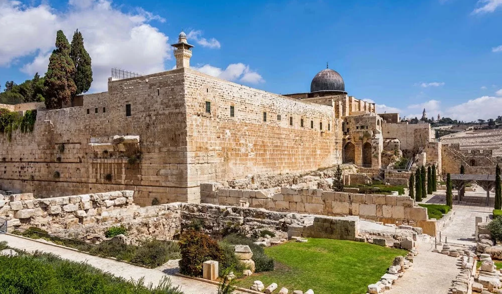 Это первое место, которое следует посетить в Иерусалиме. Храм Гроба Господня, Стена Плача и Купол скалы известны почти всем.